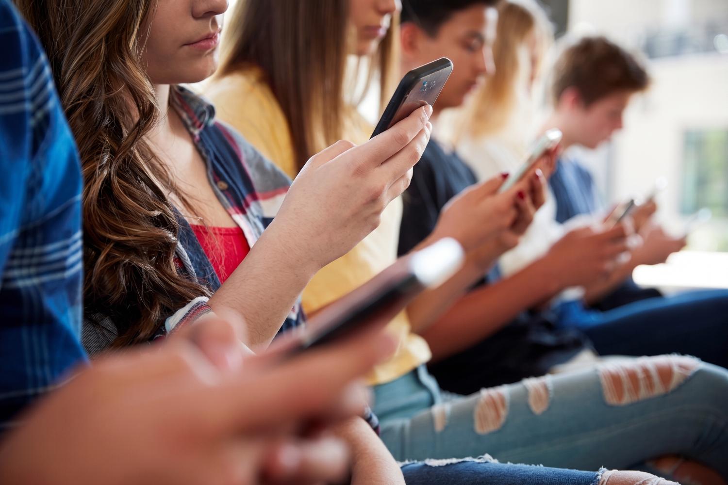 Social, smartphone e adolescenti: perché oggi è sempre più difficile “staccarsi” dallo schermo